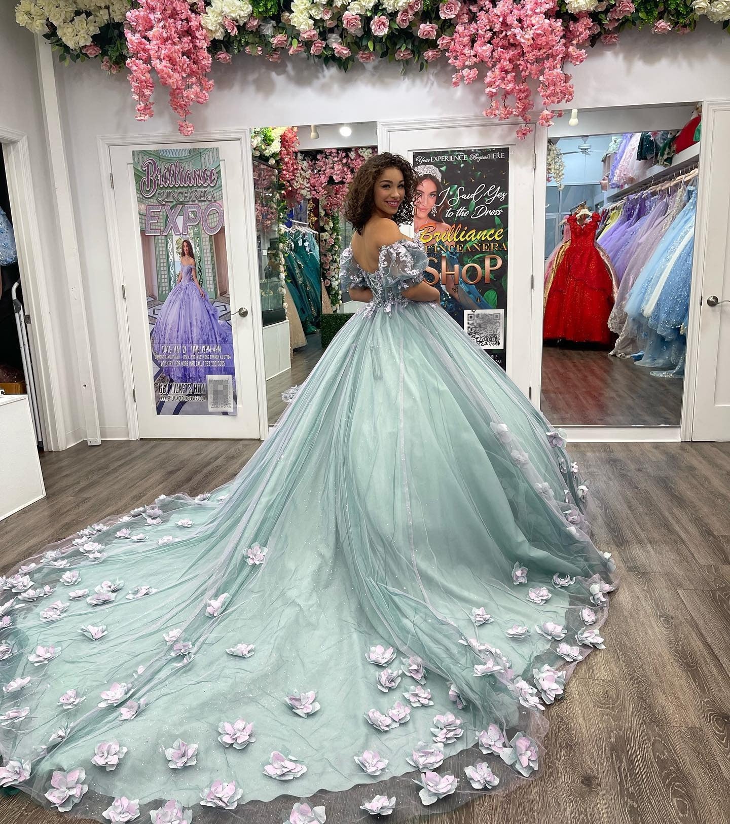 Strapless Sweetheart Quinceanera Dresses Corset Ball Gown with Puff Sleeves 3D Flowers Lace Appliques Beaded Tulle Sweet 15 16 Dresses Party Gowns with Train