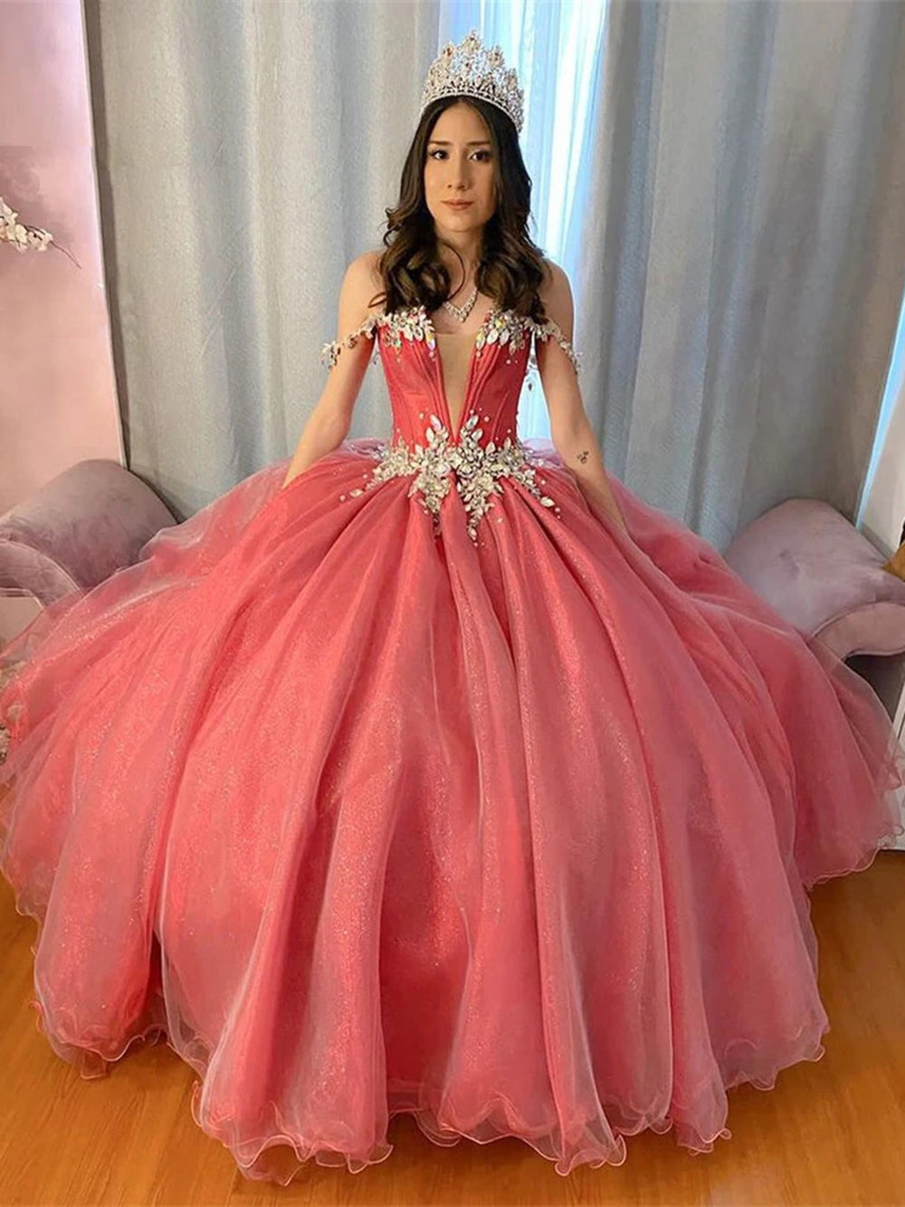 Schulterfreies Prinzessin Quinceanera-Kleid, tiefer V-Ausschnitt, bezauberndes, mit Kristallperlen verziertes Tüll-Ballkleid, süßes 15.-16.-Partykleid