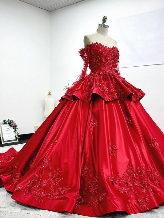 Rotes Satin Quinceanera-Kleid mit langen Ärmeln, schulterfrei, Blumen, Spitzenapplikationen, herzförmiger Ausschnitt, Perlenbesatz, abgestufte Rüschen, Prinzessin-Ballkleid, Sweet 16-Kleid