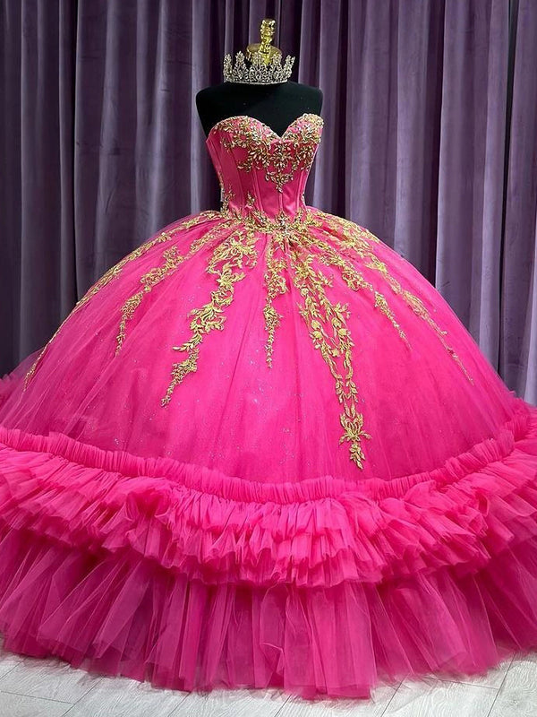 Hellrosa Quinceanera-Kleider für süße 15- bis 16-Mädchen, Ballkleid, trägerloses Korsett, goldene Spitzenapplikationen, abgestufte Rüschen, Perlenbesetztes Geburtstagspartykleid