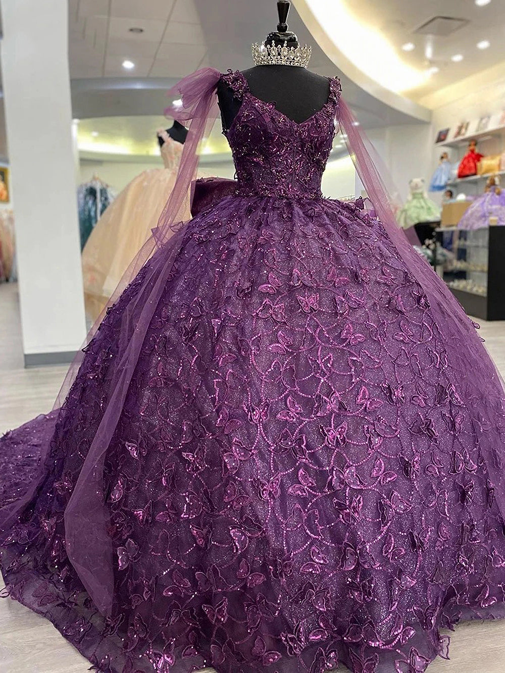 Robe de Quinceanera de luxe violette avec appliques papillon, paillettes, tulle, nœud, dentelle, perles avec cape, robe de bal, robe de princesse pour 16 ans