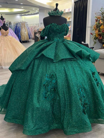 Robe de Quinceanera verte, robe de bal 2024, épaules dénudées, robe Sweet 16, volants à plusieurs niveaux, paillettes, tulle, perles, fleurs 3D, appliques, robes de fête d'anniversaire