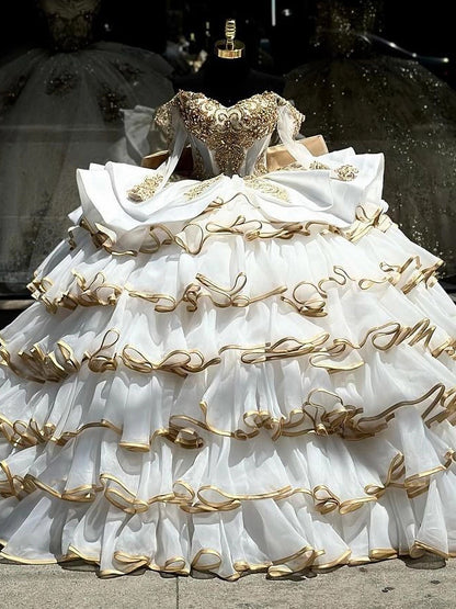 Schulterfreies Prinzessin Quinceanera-Kleid mit Ärmeln, goldenen Applikationen, Perlenkorsett, Ballkleid, gestuftes Tüll, Abendkleid für Sweet 16, Partykleid