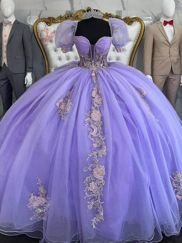 Lavendel Quinceanera Kleider Spitzenapplikationen Rüschen Tüll Herzausschnitt Korsett Puffärmel Schleife Sweep Schleppe Sweet 16 Party Abschlussball Ballkleid Abendkleid