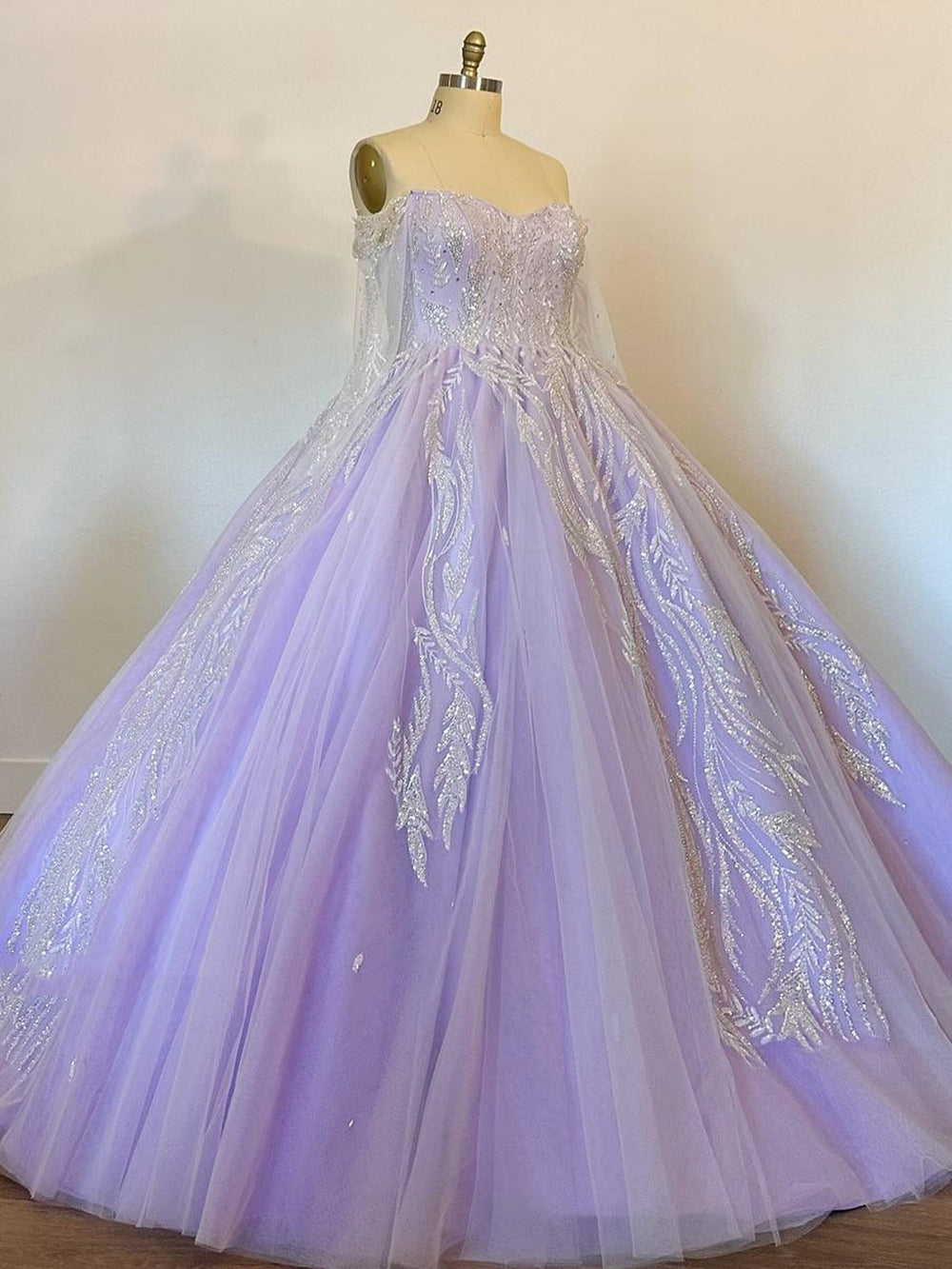 WQ1074 - Elegant Ball Gown Off Shoulder Long Sleeves Lace Appliques Lavender Tulle Princess Gown Quinceanera Dress for Sweet 16 Evening Dress