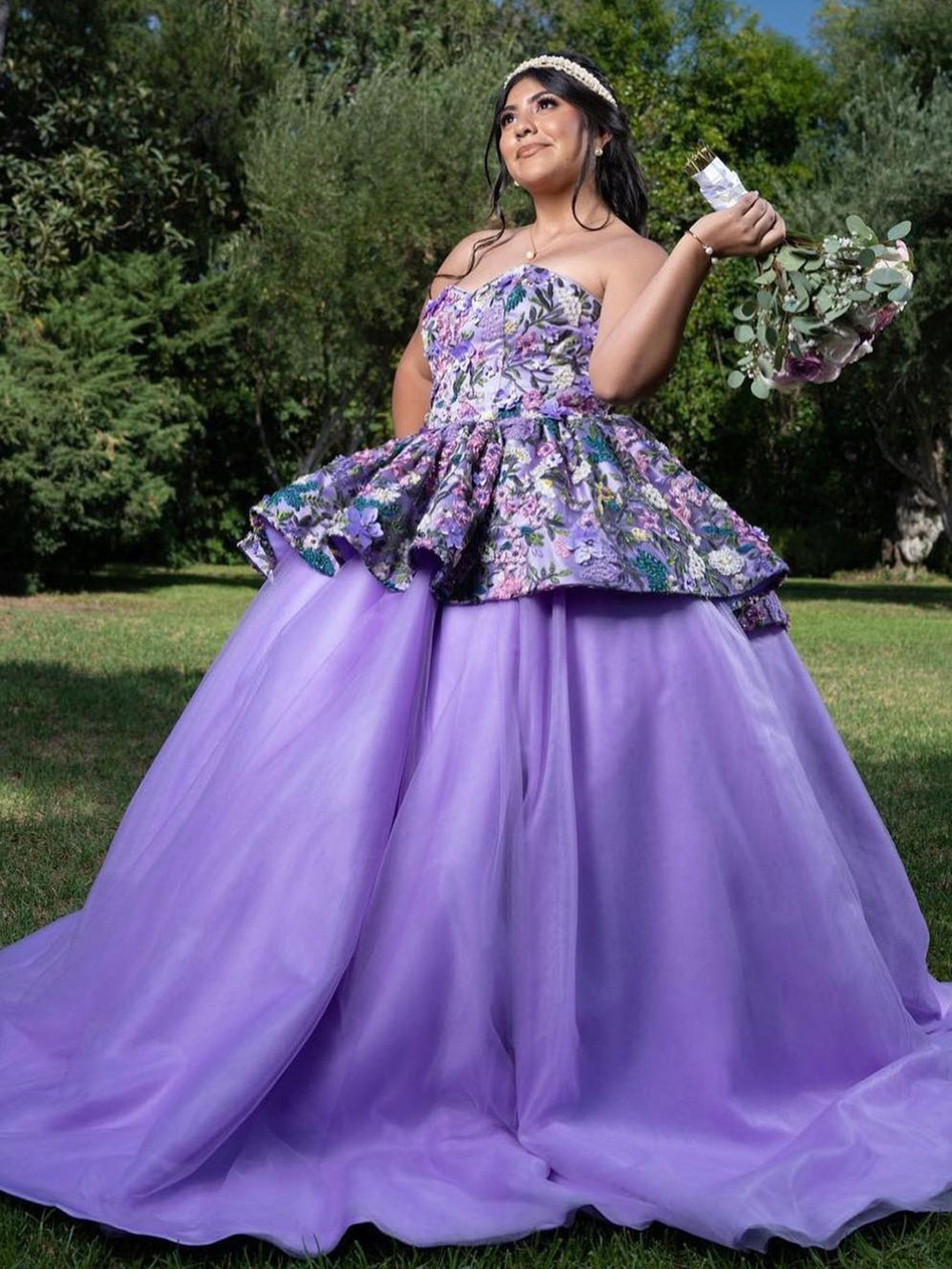 WQ1077 - Gorgeous Ball Gown Strapless Sleeveess Flower Appliques Lavender Tulle Quinceanera Dress for Sweet 16 Evening Gown