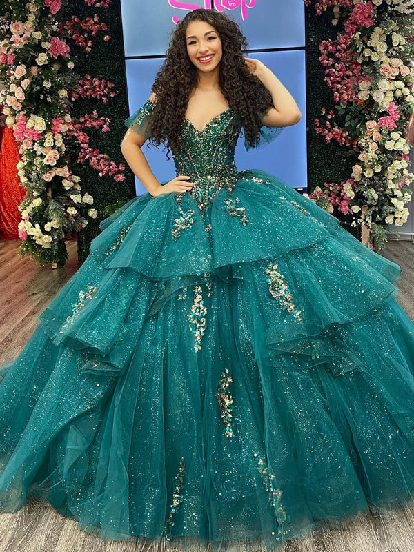 WQ1133 - Vestido de quinceañera de tul verde esmeralda con hombros descubiertos, apliques dorados, cuentas y volantes escalonados, vestido formal de fiesta de noche para dulces 16