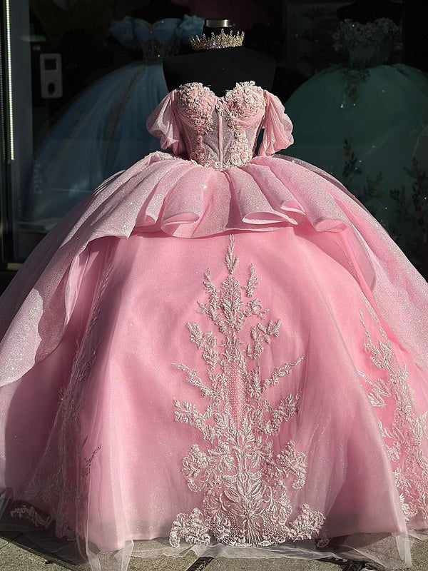 Rosa schulterfreies Sweetheart-Korsett-Ballkleid-Prinzessin-Quinceanera-Kleider, Spitzenapplikationen, funkelnde Perlen, abgestuftes Tüll, formelle Abschlussball-Partykleider, Sweet 16-Kleid