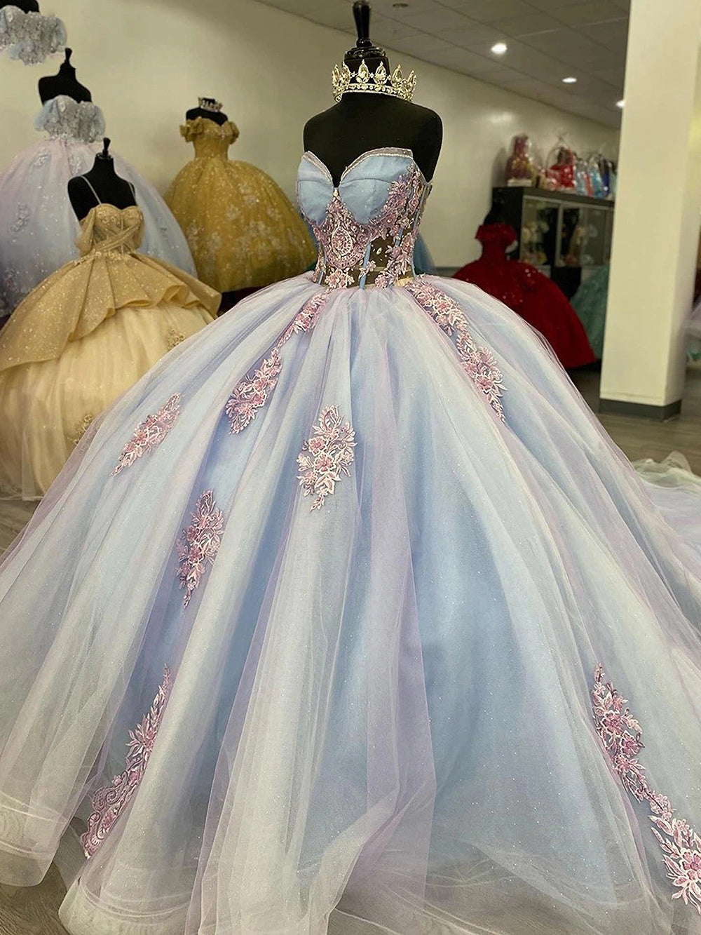 WQ1086 - Elegant Ball Gown Strapless Sleeveless Flowers Lace Appliques Sweep Train Tulle Quinceanera Dress Evening Gown for Sweet 16