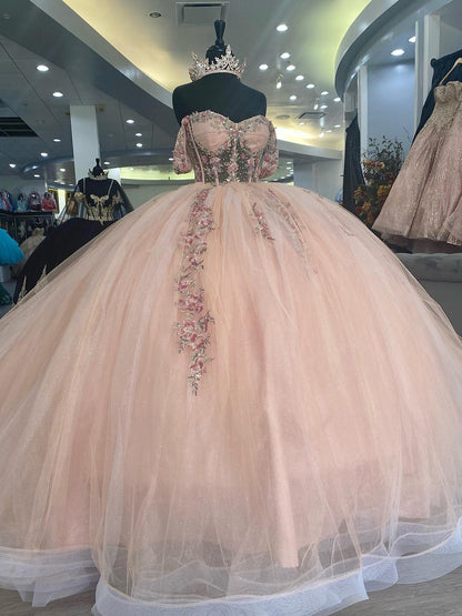 Robe de bal princesse rose clair avec appliques en dentelle et fleurs, robe de Quinceanera 2024, décolleté en cœur, épaules dénudées, corset, tulle perlé, robe de fête Sweet 16