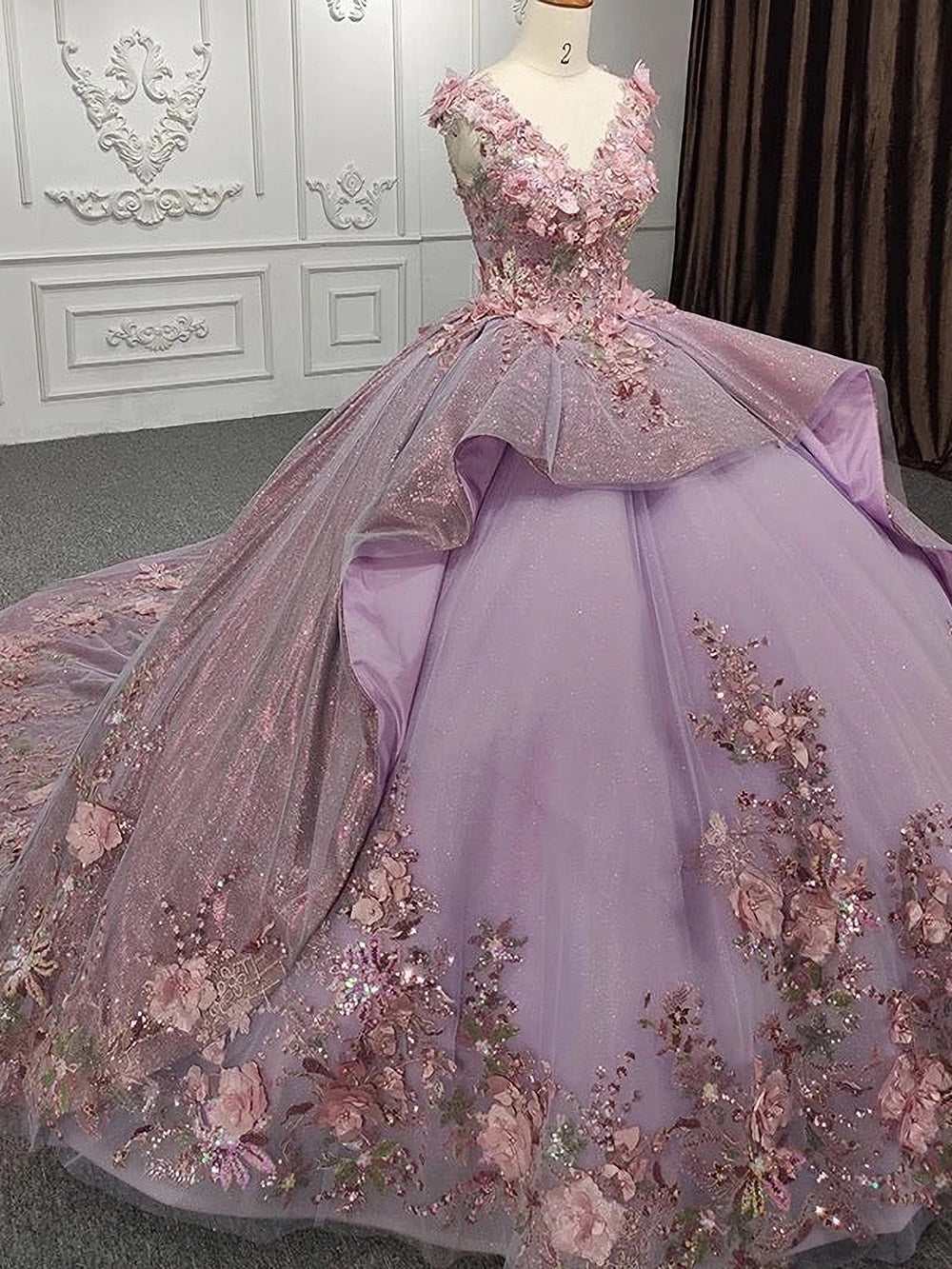 Lilac Quinceanera Dresses Ball Gown V Neck Lace Appliques Sparkly Beaded Tiered Tulle Sweet 16 Dress Prom Princess Party Gowns