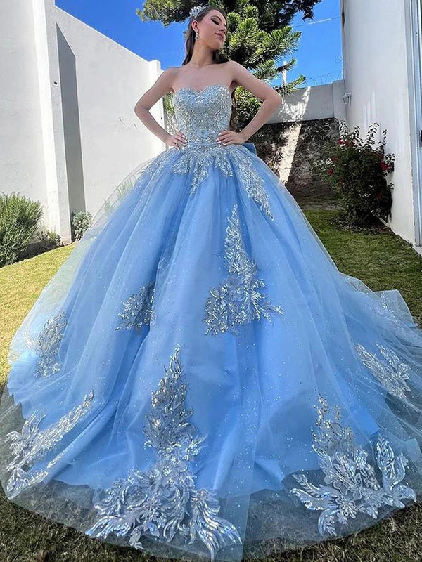 Himmelblaue Quinceanera-Kleider 2024 Ballkleid trägerlose Spitzenapplikationen funkelnde Perlen Tüll abgestufte Rüschen Abschlussball-Geburtstags-Partykleider Sweet 16 Kleid