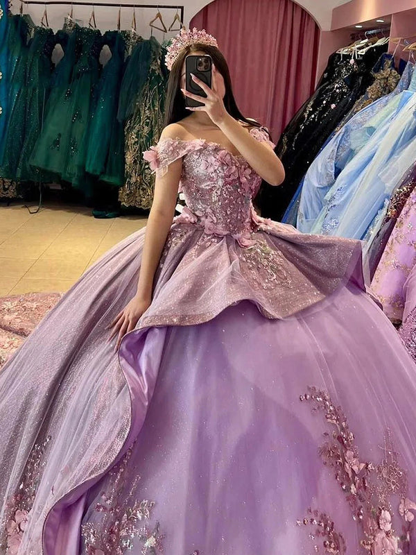 Lila glänzendes schulterfreies Ballkleid Quinceanera-Kleider 2024 Sweet 16 Prinzessin Applizierte Spitze Perlenbesetzte Rüschen Geburtstagspartykleider mit Schleppe