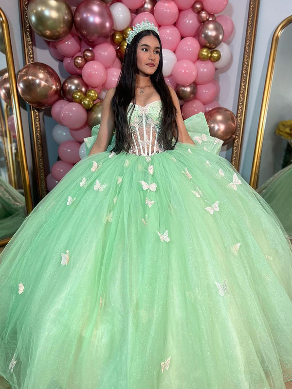 Mintgrünes trägerloses Sweetheart-Prinzessin-Quinceanera-Kleid mit Schmetterlingsapplikationen, Korsett, Perlenbesetztem Tüll und großer Schleife, Abschlussball-Party-Ballkleid, Sweet 16-Kleid