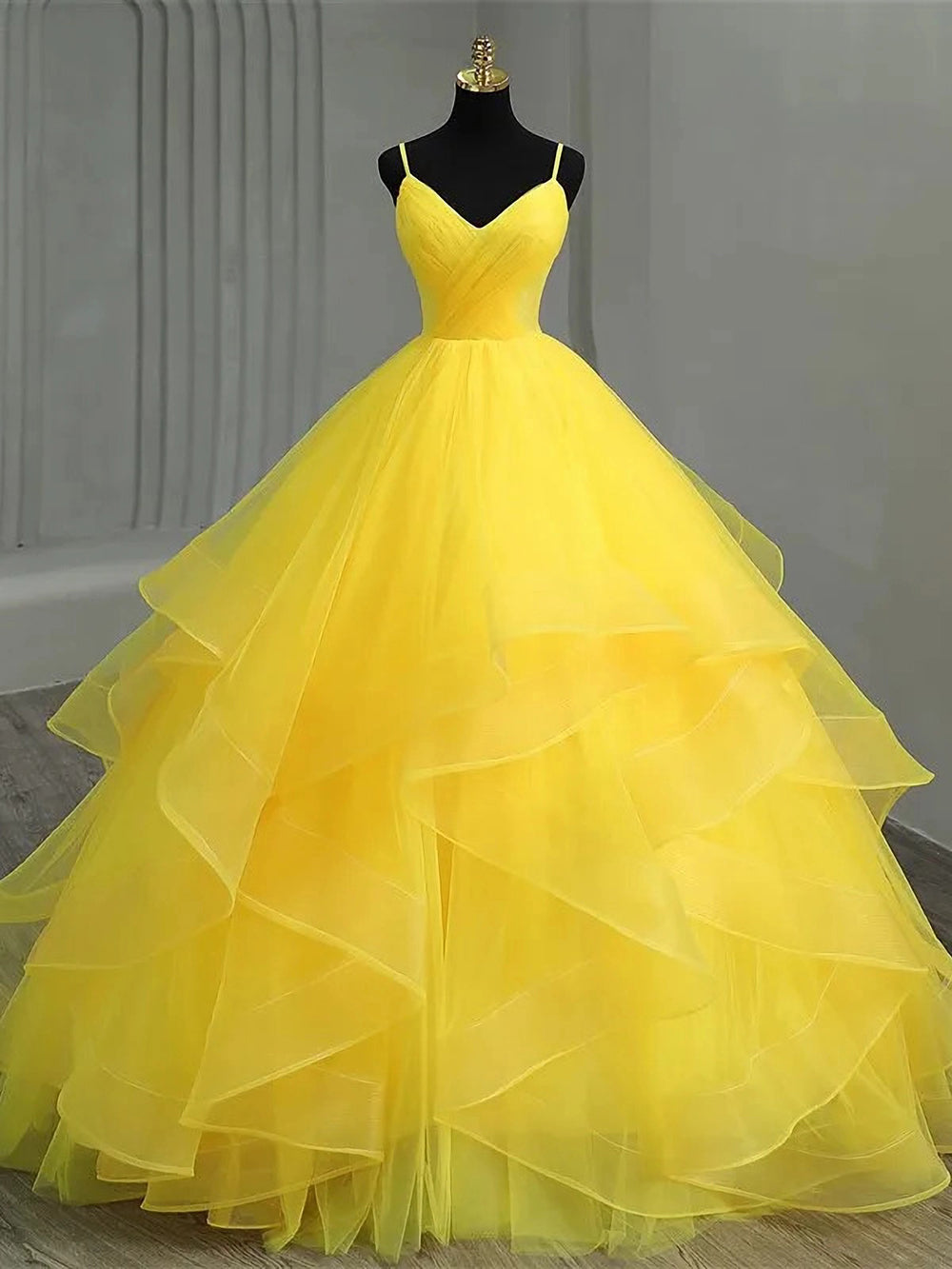 Gelbe Quinceanera-Kleider mit V-Ausschnitt und Spaghettiträgern, Ballkleid, mehrlagiges Tüll, gerüschtes, bauschiges A-Linien-Prinzessinnen-Ballkleid, Sweet 16-Kleid