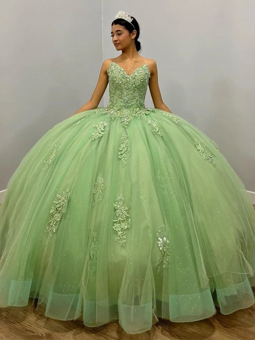 Salbeigrünes Ballkleid Quinceanera-Kleid mit herzförmigem Ausschnitt, Spitzenapplikationen, 3D-Blumen, Perlenbesatz, Tüll, Prinzessin, Sweet 16, Geburtstagspartykleid 2024