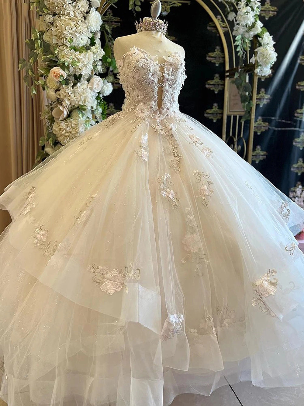 WQ1105 - Elegant & Gorgeous Ball Gown Strapless Flowers Lace Appliques Tulle Birthday Prom Party Gown Princess Gown Quinceanera Dress for Sweet 16