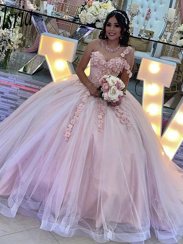 Einschultriges Quinceanera-Kleid, Rosa, Prinzessinnen-Ballkleid, 3D-Blumenspitze, Applikationen, funkelnde Perlen, herzförmiger Ausschnitt, geschwollenes Tüll, Sweet 16-Kleid