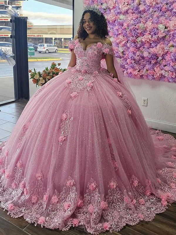 Rosa schulterfreie Quinceanera-Kleider für süße 15- und 16-jährige Geburtstagsparty-Kleider mit Feenumhang, Blumen, Spitzenapplikationen, Perlen, Glitzer, Tüll, bauschiges Ballkleid