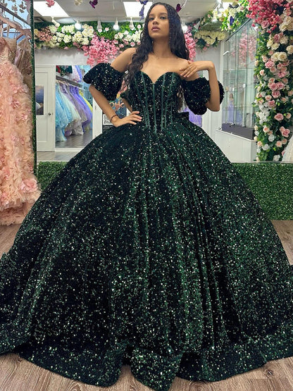 Robe de Quinceanera scintillante vert émeraude à col en cœur 2024, robe de bal de princesse en tulle pailleté et corset perlé, manches bouffantes, robe de soirée de bal, robe Sweet 16