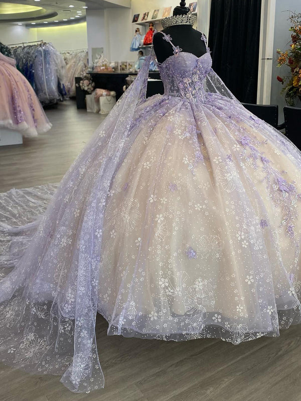 Lavendel-Champagner-Prinzessinnen-Quinceanera-Kleider mit Umhang, herzförmiges Korsett, Ballkleid mit Spaghettiträgern, funkelnden floralen Spitzenapplikationen, bauschigem, perlenbesetztem Tüll, Sweet 16-Partykleider
