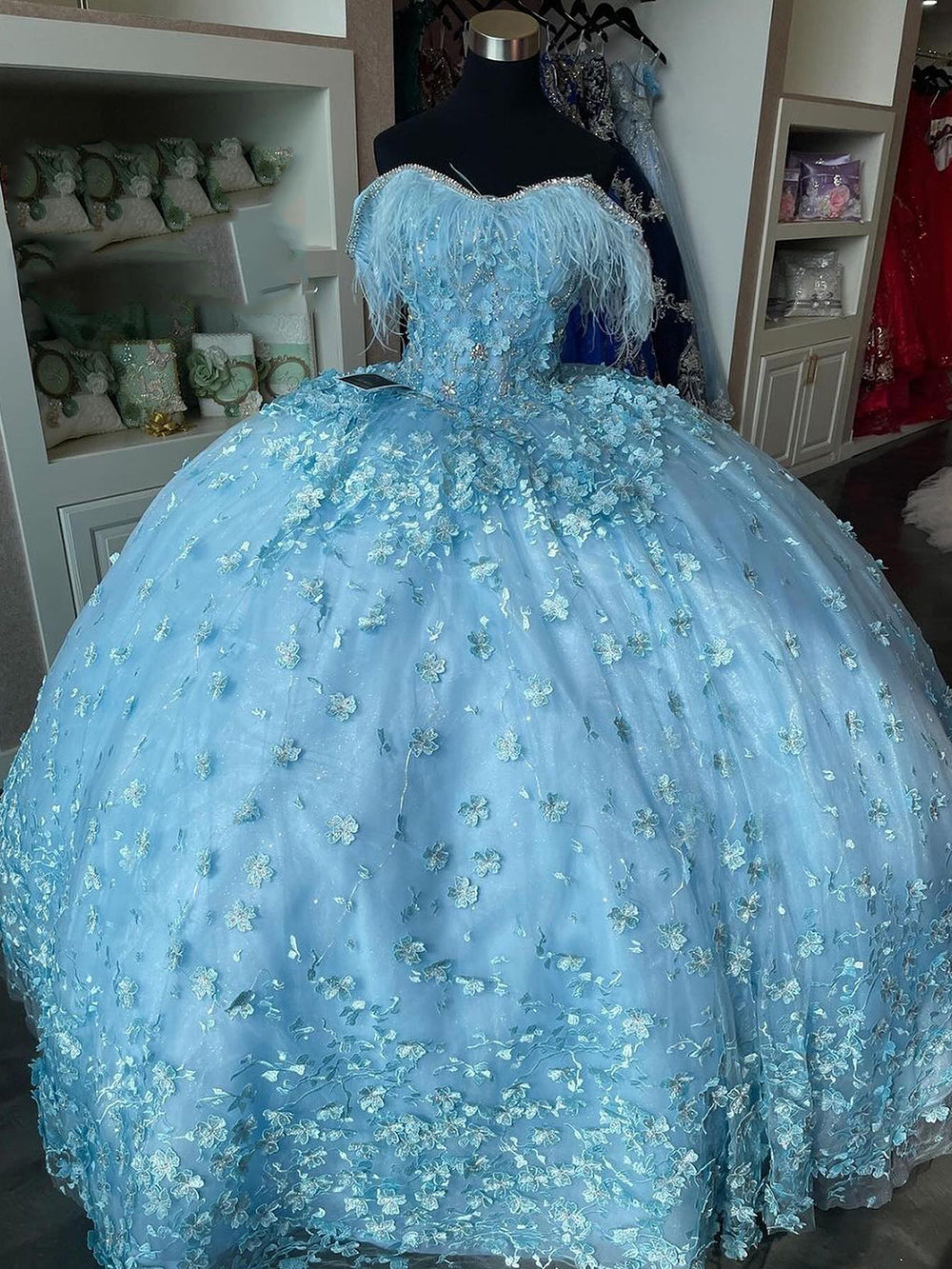 Himmelblaues schulterfreies Quinceanera-Kleid, Ballkleid, Feder, schulterfrei, Blumenapplikationen, funkelnde Perlen, Prinzessinnen-Geburtstagspartykleid, süßes 16. Kleid