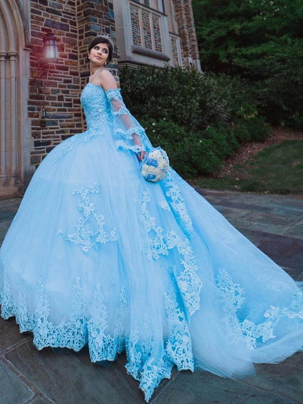 Robe de Quinceanera bleu clair à manches en dentelle avec appliques et décolleté en cœur, robe de bal longue à plusieurs niveaux pour princesse, robe de soirée Sweet 16