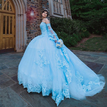 Robe de Quinceanera bleu clair à manches en dentelle avec appliques et décolleté en cœur, robe de bal longue à plusieurs niveaux pour princesse, robe de soirée Sweet 16