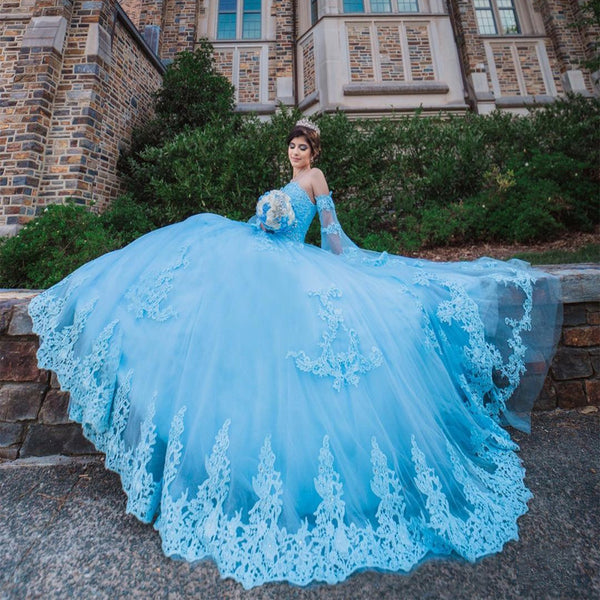 Hellblaues Quinceanera-Kleid mit herzförmigem Ausschnitt und Ärmeln, Spitzenapplikationen, abgestuftes Prinzessinnen-Ballkleid, langes Sweet 16-Partykleid