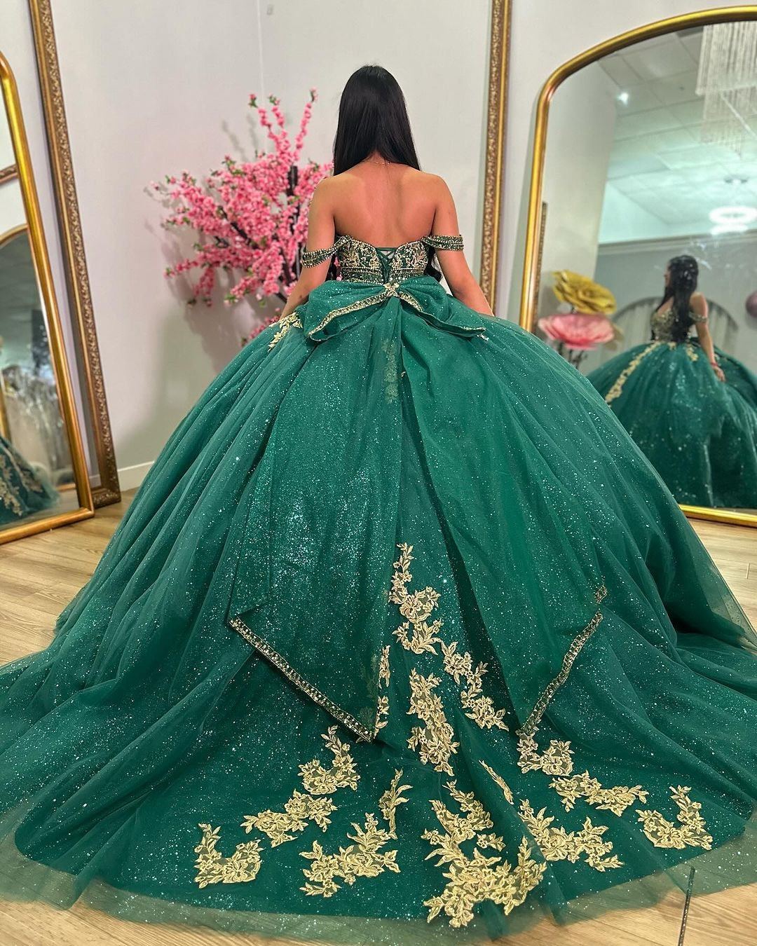 WQ1149 - Elegant & Luxury Ball Gown Off Shoulder Gold Appliques Emerald Green Tulle Princess Birthday Party Dress Quinceanera Dress for Sweet 16