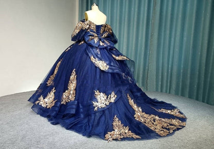 Marineblaues, glänzendes Quinceanera-Kleid mit schulterfreien Ärmeln, Applikationen, Spitze, Perlen, abgestuftem Tüll, Abschlussball-Partykleid, Sweet 16-Kleid