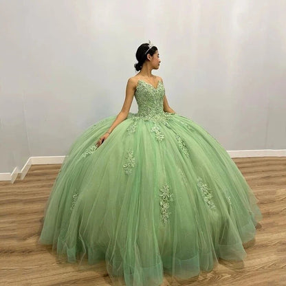 Salbeigrünes Ballkleid Quinceanera-Kleid mit herzförmigem Ausschnitt, Spitzenapplikationen, 3D-Blumen, Perlenbesatz, Tüll, Prinzessin, Sweet 16, Geburtstagspartykleid 2024