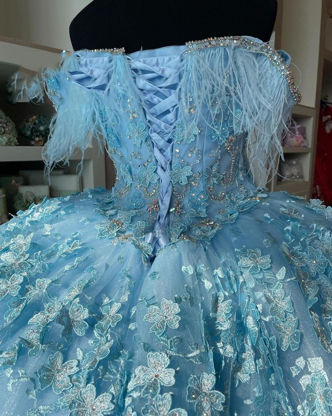 Himmelblaues schulterfreies Quinceanera-Kleid, Ballkleid, Feder, schulterfrei, Blumenapplikationen, funkelnde Perlen, Prinzessinnen-Geburtstagspartykleid, süßes 16. Kleid