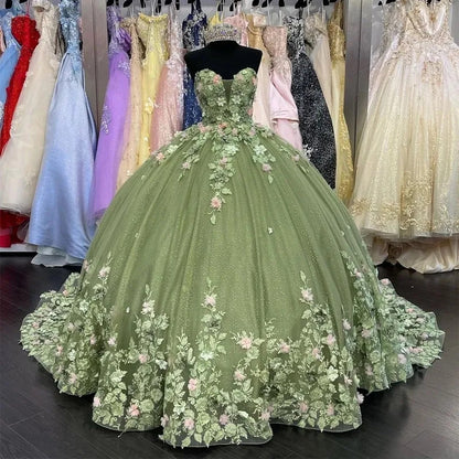 WQ1006 - Elegant Ball Gown Strapless Lace Appliques Sweep Train Tulle Quinceanera Dresses for Sweet 16 Prom Gown