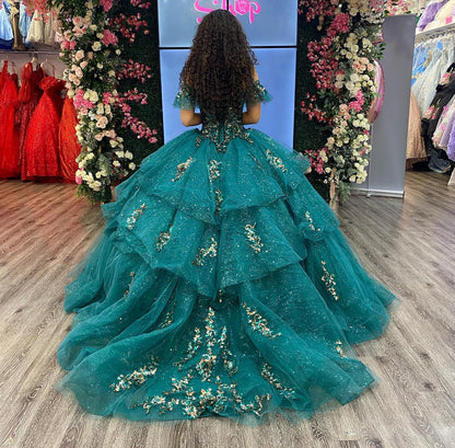 WQ1133 - Ball Gown Off Shoulder Gold Appliques Beaded Tiered Ruffles Emerald Green Tulle Quinceanera Dress Formal Evening Party Gown for Sweet 16