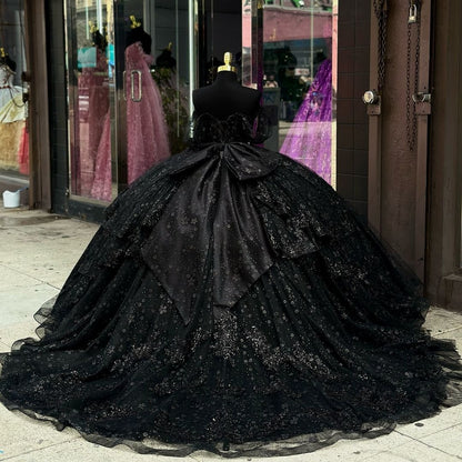 Luxuriöses schwarzes, glänzendes Quinceanera-Kleid, schulterfrei, Ballkleid, Blumen, Applikationen, Perlen, Korsett, Schleife, abgestuftes Tüllkleid für süße 16