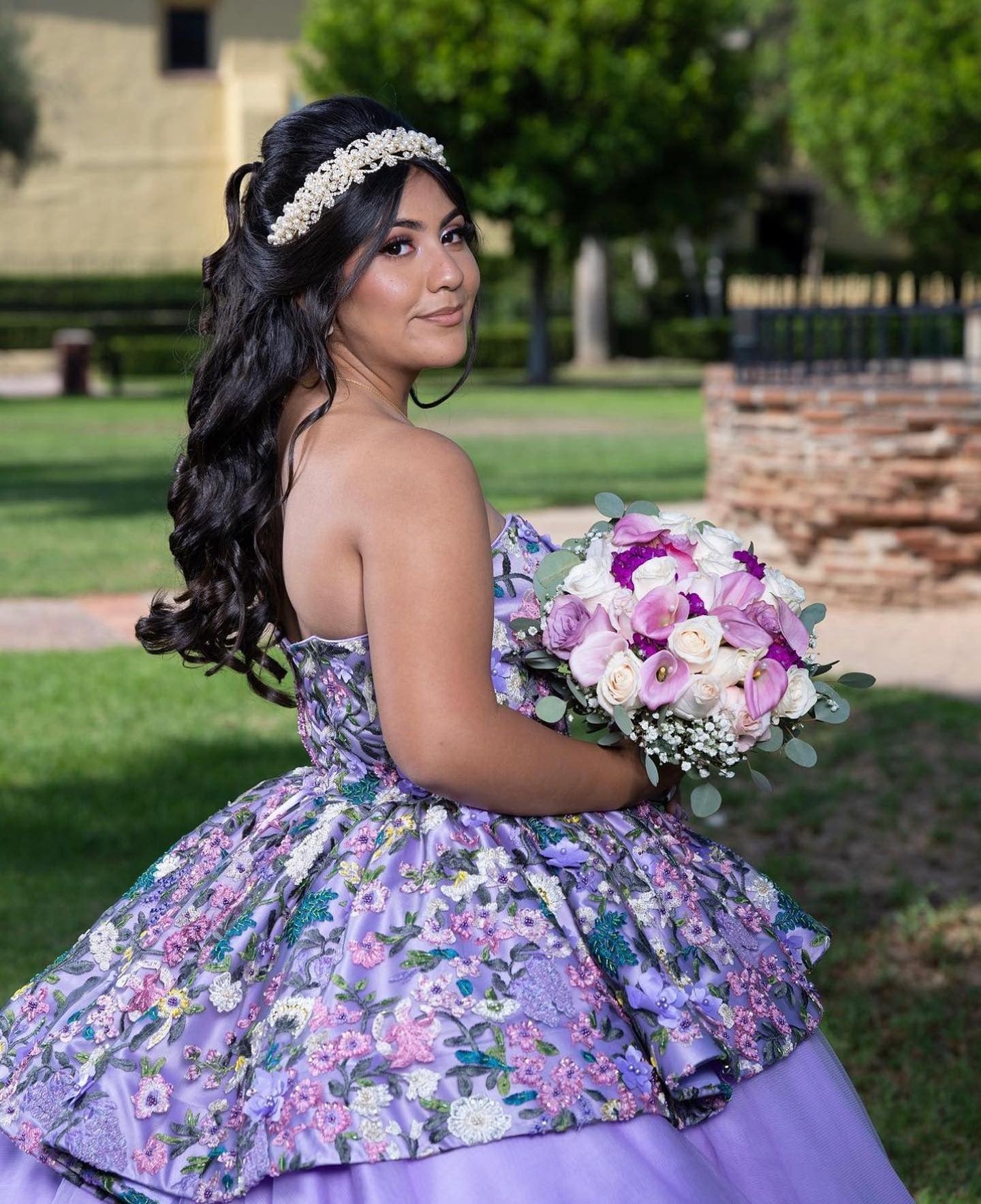 WQ1077 - Gorgeous Ball Gown Strapless Sleeveess Flower Appliques Lavender Tulle Quinceanera Dress for Sweet 16 Evening Gown