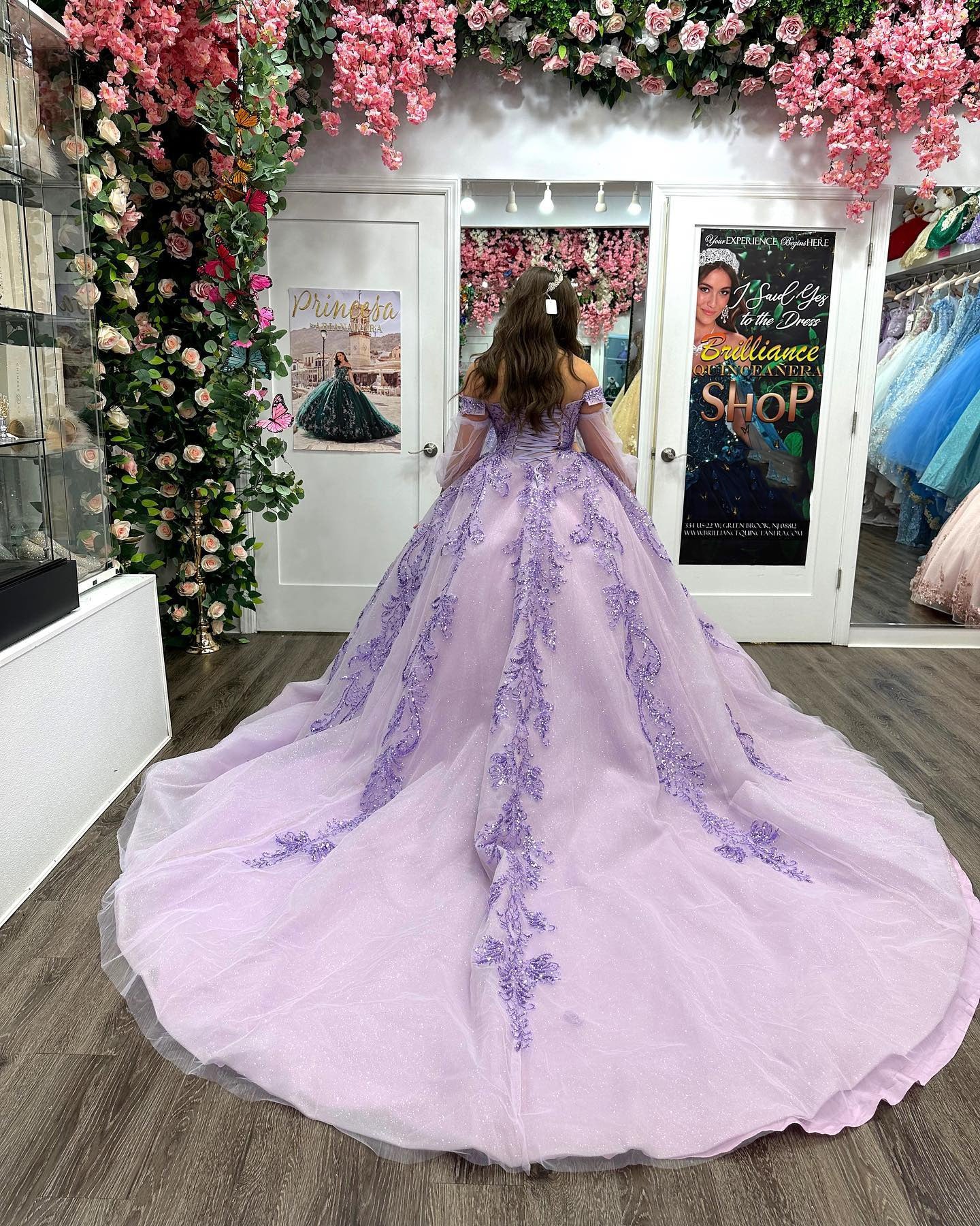 WQ1130 - Glamorous & Gorgeous Ball Gown Off Shoulder Long Sleeves Lace Appliques Lilac Tulle Quinceanera Dress Evening Party Gown for Sweet 16