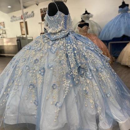 Himmelblaues Quinceanera-Kleid mit V-Ausschnitt und Spaghettiträgern, Prinzessinnen-Ballkleid, Tüll, Blumenapplikationen, Perlen, Schnürung, süßes 15./16. Kleid, elegante Ballkleider