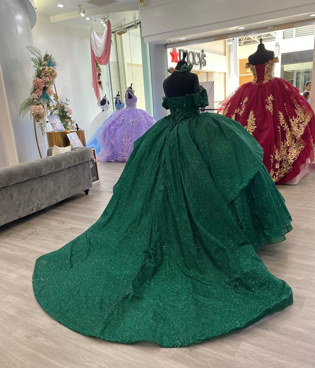 Robe de Quinceanera verte, robe de bal 2024, épaules dénudées, robe Sweet 16, volants à plusieurs niveaux, paillettes, tulle, perles, fleurs 3D, appliques, robes de fête d'anniversaire