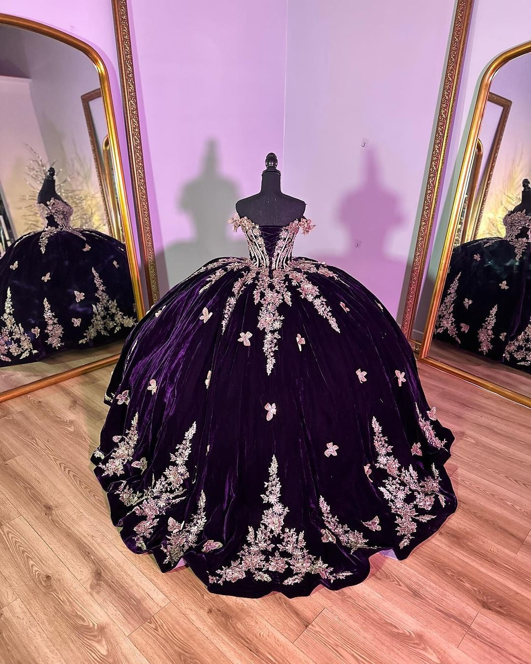 WQ1147 - Elegant Ball Gown Off Shoulder Beaded Gold Flowers Butterfly Appliques Dark Purple Velvet Quinceanera Dress for Sweet 16