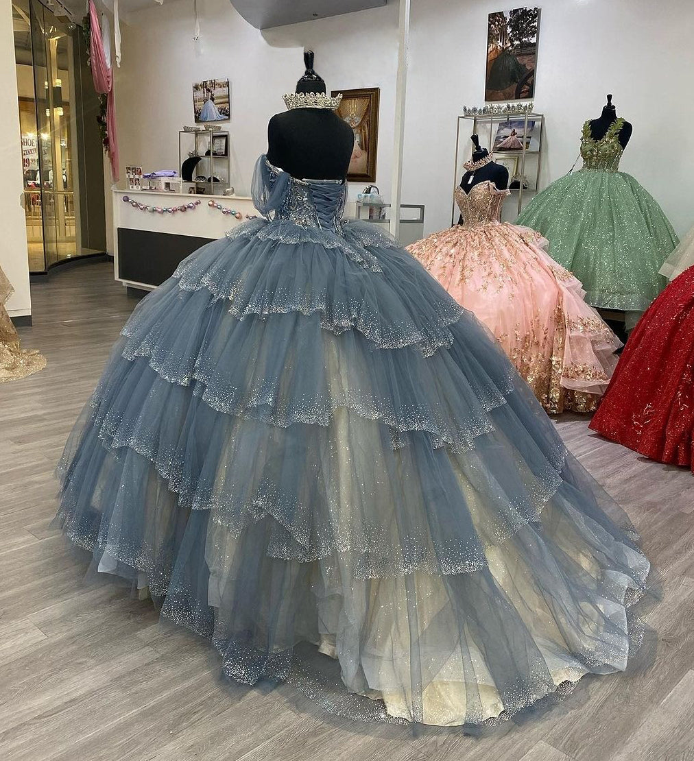 WQ1101 - Elegant Ball Gown Off Shoulder Sweetheart Neck Sleeveless Tiered Appliques Gery Tulle Princess Gown Quinceanera Dress for Sweet 16