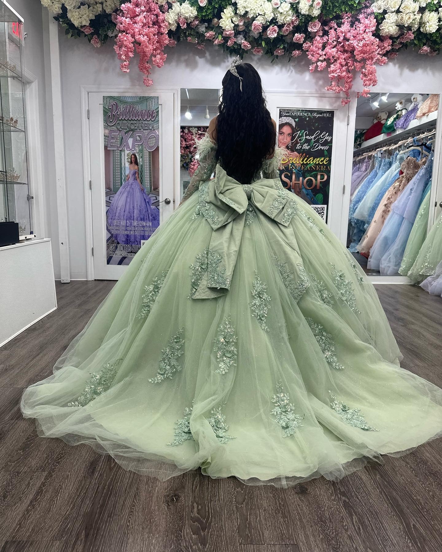 WQ1121 - Elegant Ball Gown Sweetheart Neck Detachable Long Sleeves Lace Appliques Feather Bow Knot Sage Green Tulle Quinceanera Dress Evening Party Gown for Sweet 16