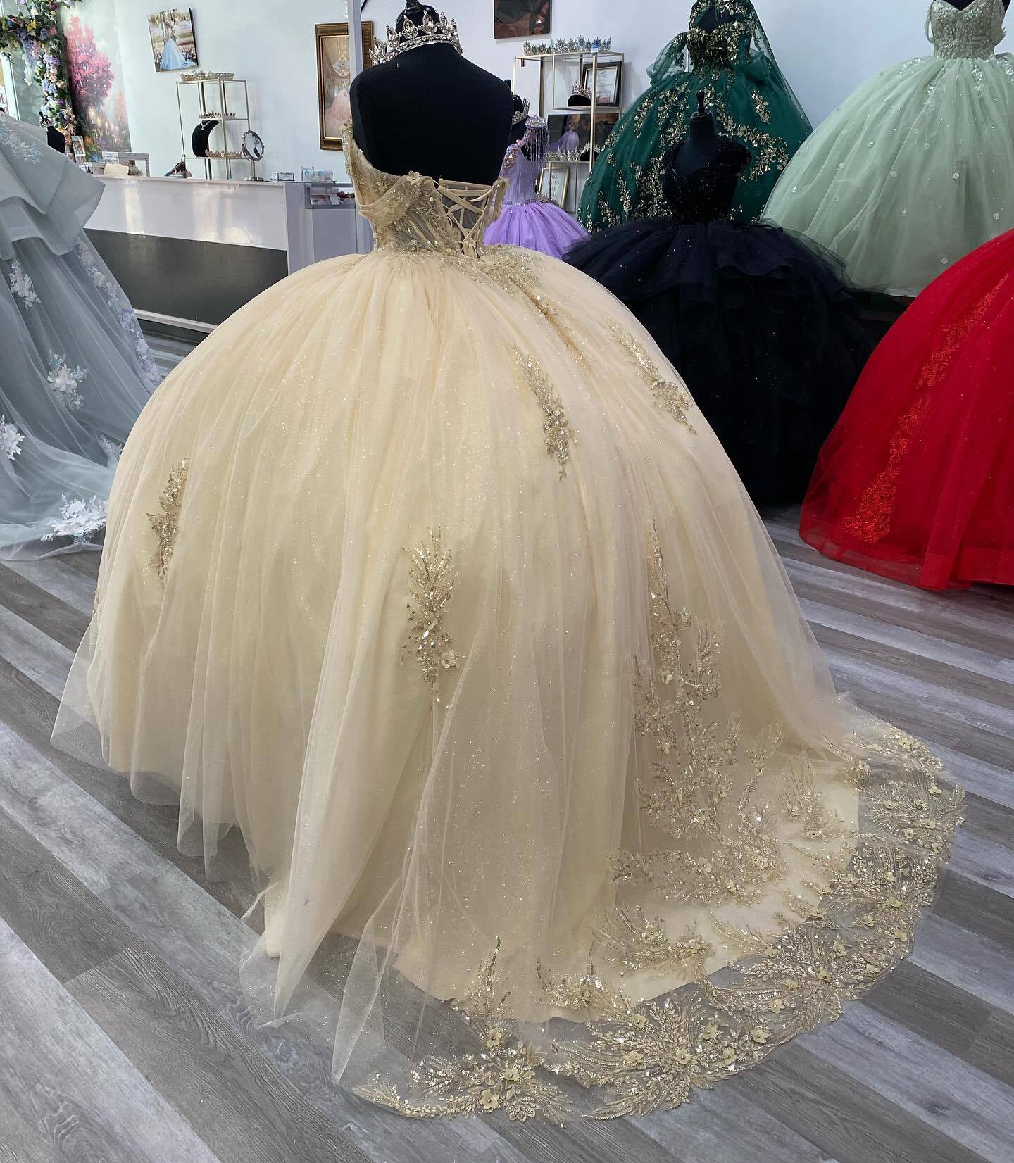 Champagne Quinceanera Dress Off The Shoulder Beading Appliques Lace Sweetheart Corset Sparkling Ball Gown Birthday Formal Party Gown