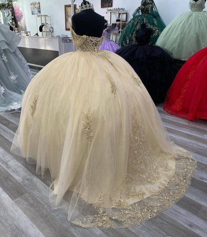 Champagne Quinceanera Dress Off The Shoulder Beading Appliques Lace Sweetheart Corset Sparkling Ball Gown Birthday Formal Party Gown