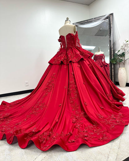 Rotes Satin Quinceanera-Kleid mit langen Ärmeln, schulterfrei, Blumen, Spitzenapplikationen, herzförmiger Ausschnitt, Perlenbesatz, abgestufte Rüschen, Prinzessin-Ballkleid, Sweet 16-Kleid