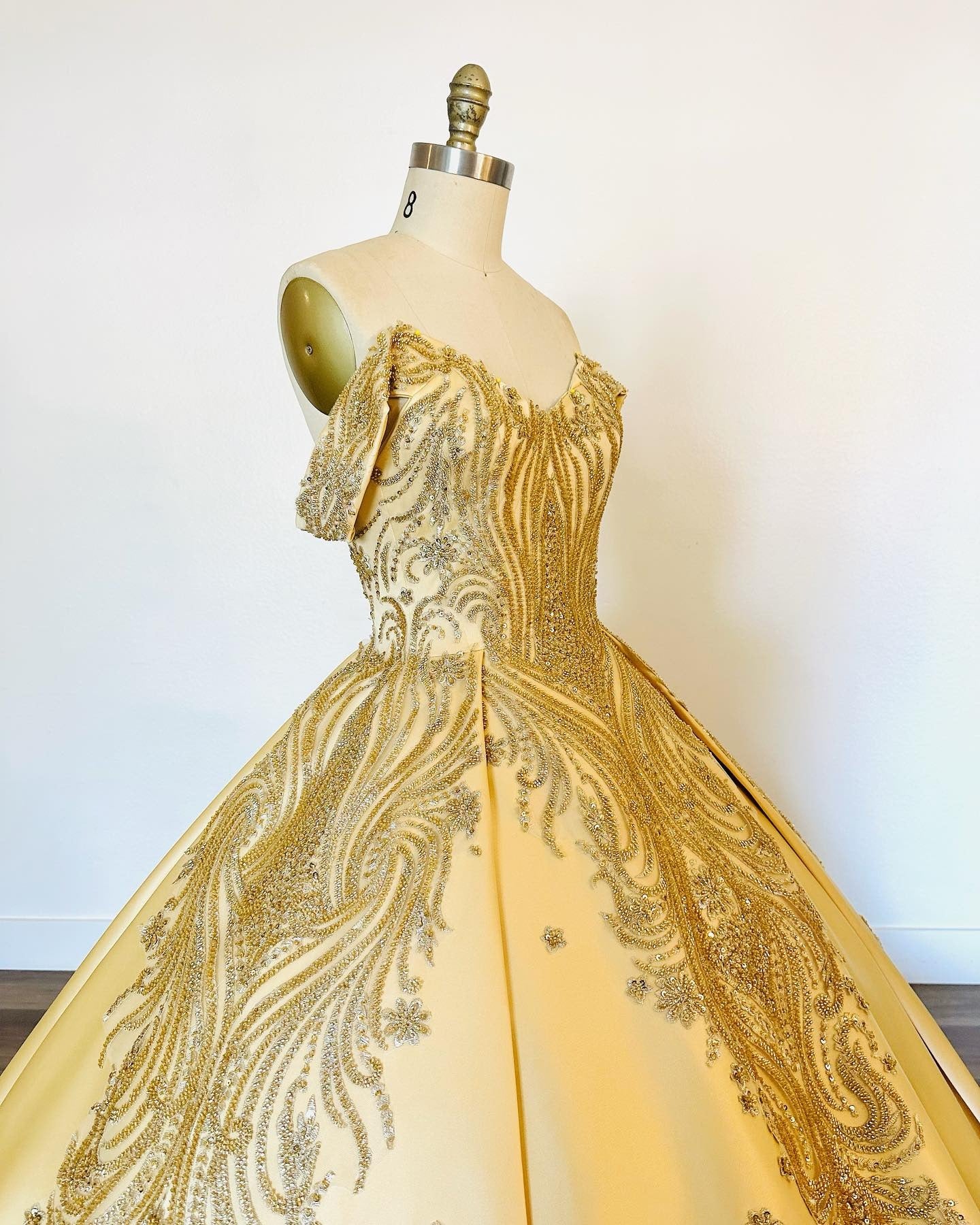 Luxuriöse Quinceanera-Kleider aus goldenem Satin, schulterfrei, herzförmiger Ausschnitt, Perlen, glitzernde Pailletten, Ballkleid für formelle Abendkleider