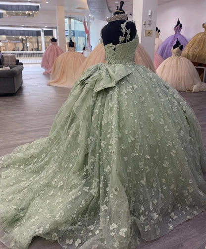 WQ1084 - Chic& Modern Ball Gown Sweetheart Neck Spaghetti Straps 3D Butterfly Lace Appliques Sage Green Tulle Quinceanera Dress Princess Gown for Sweet 16