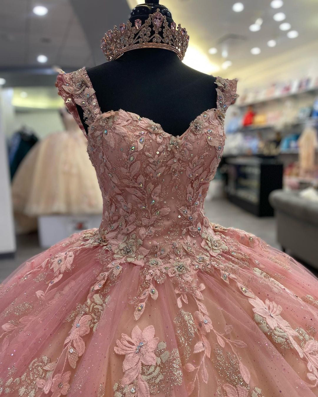 WQ1102 - Luxury Ball Gown Sweetheart Neck Straps Sleeveless Lace Appliques Beaded Pink Tulle Birthday Party Princess Dress Quinceanera Dress for Sweet 16