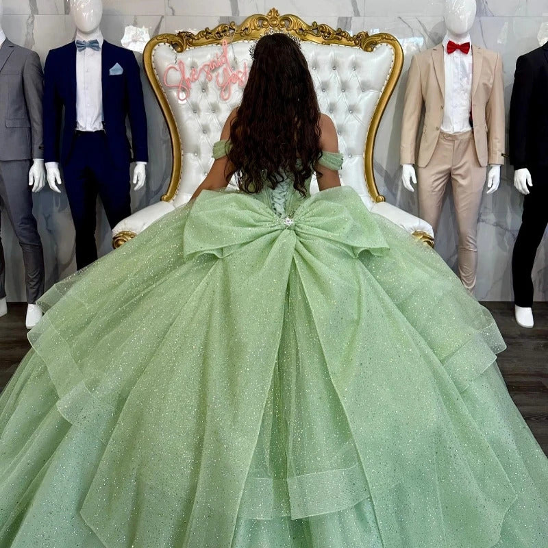 Robes de Quinceanera vert sauge à épaules dénudées 2024 paillettes scintillantes perles corset bouffant robe de bal chérie princesse robes de bal robe douce 16